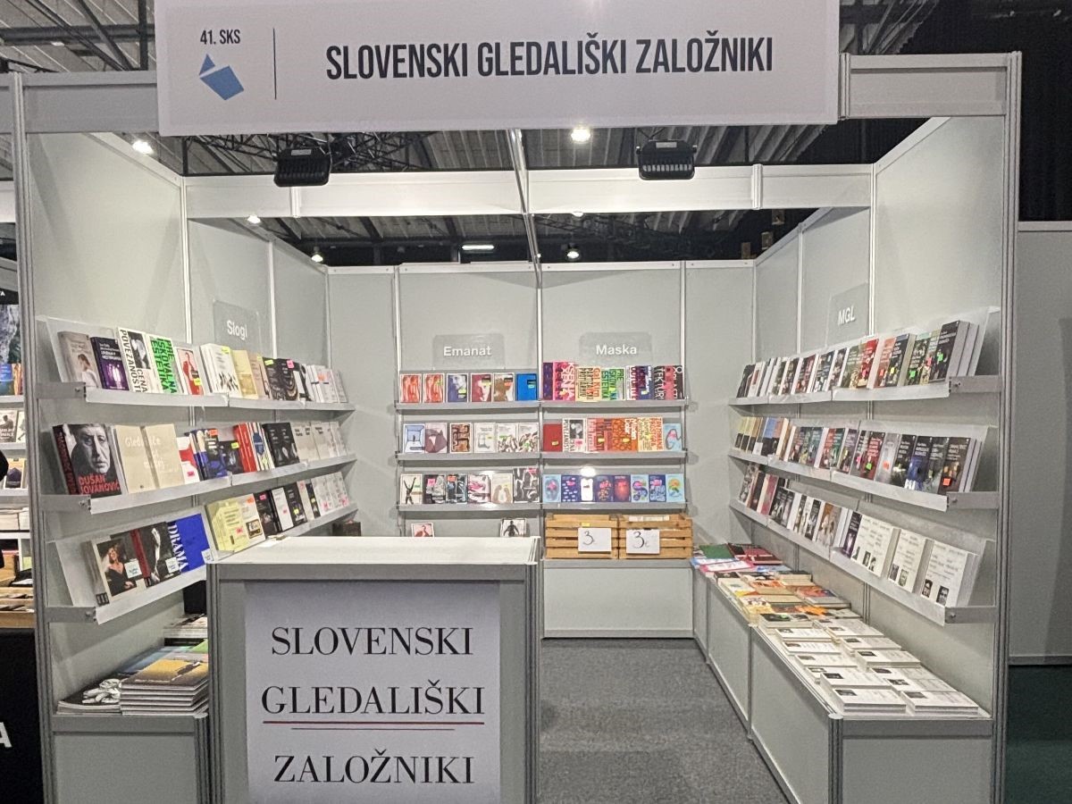 Stojnica Slovenskih gledaliških založnikov, kjer lahko najdete tudi Knjižnico MGL, foto vir: MGL