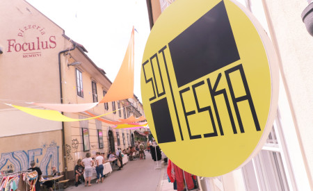 Sejem na Gregorčičevi z logotipom Soteska