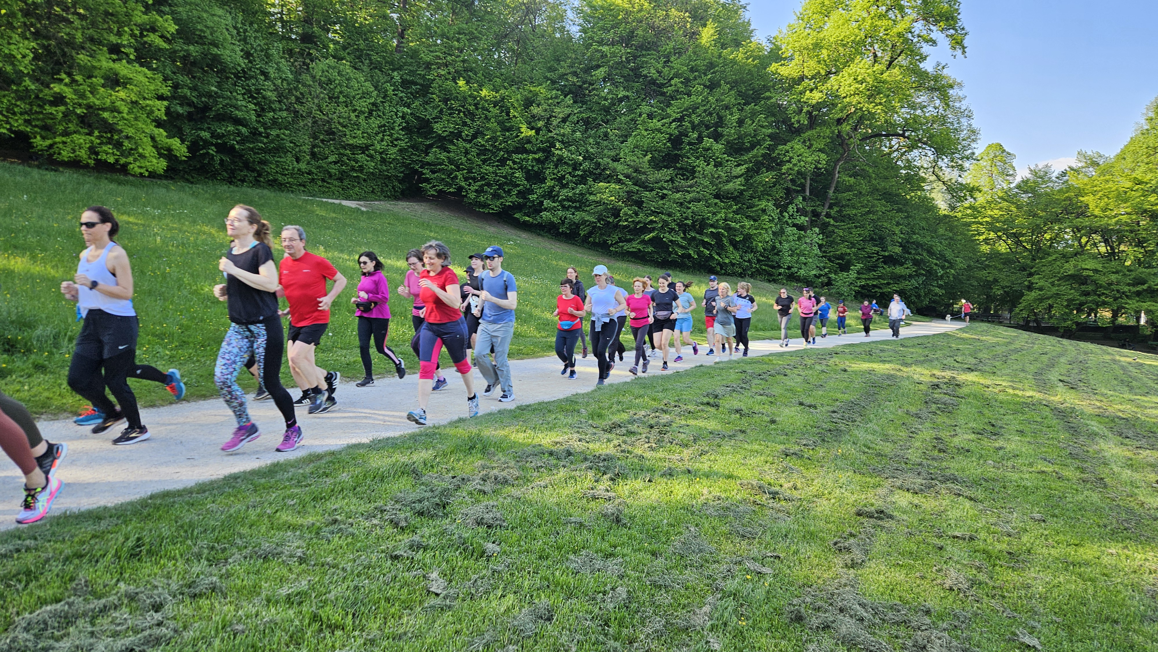 Rekreativne tekačice in tekači tečejo po potki v Tivoliju