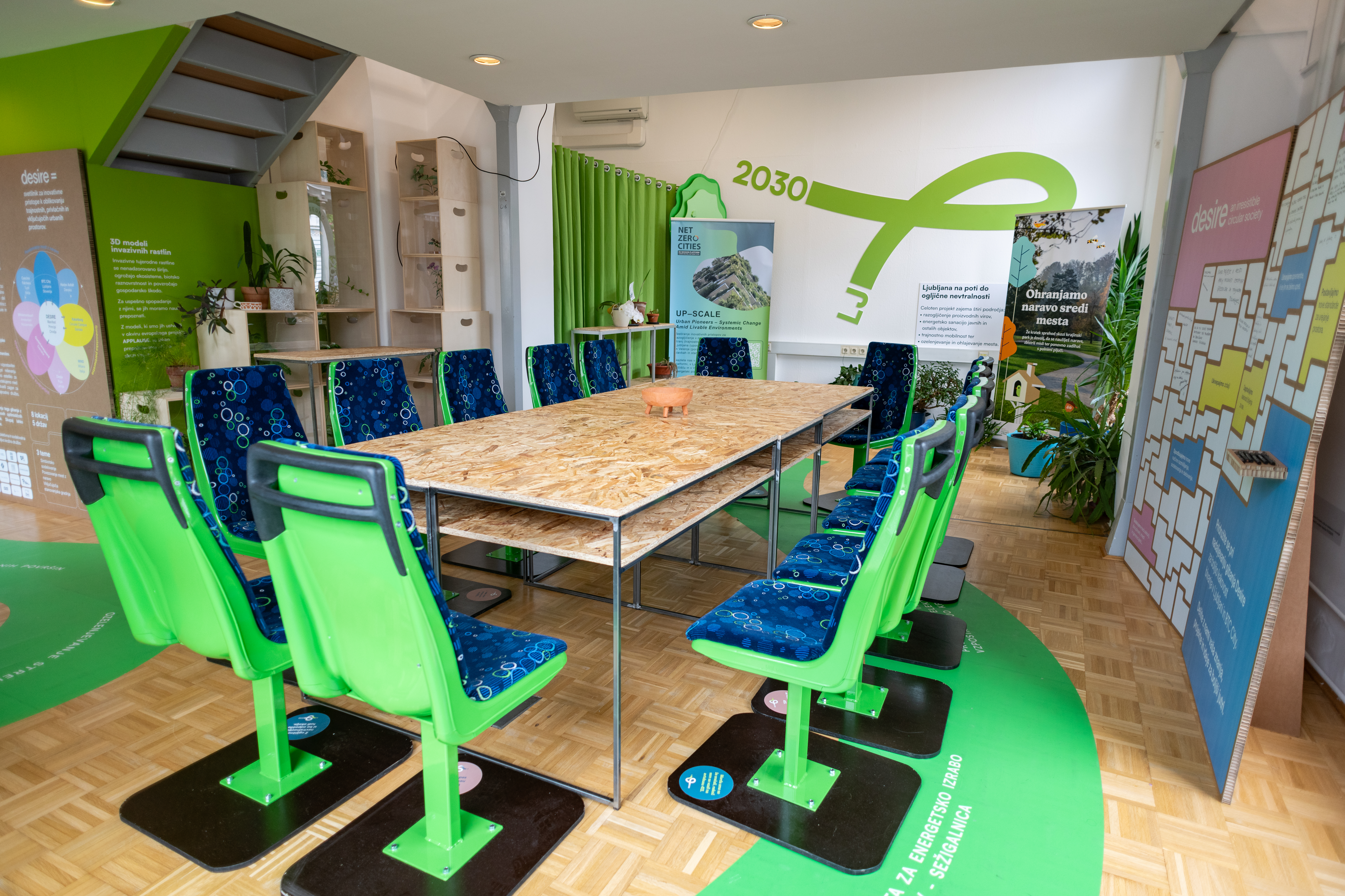 miza in stoli na sredini prostora 