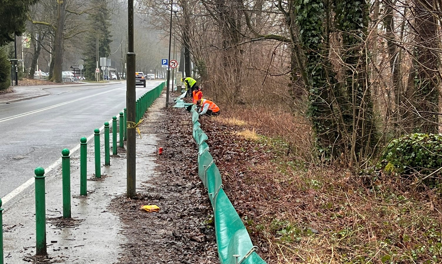 prostovoljci postavljajo ograjo