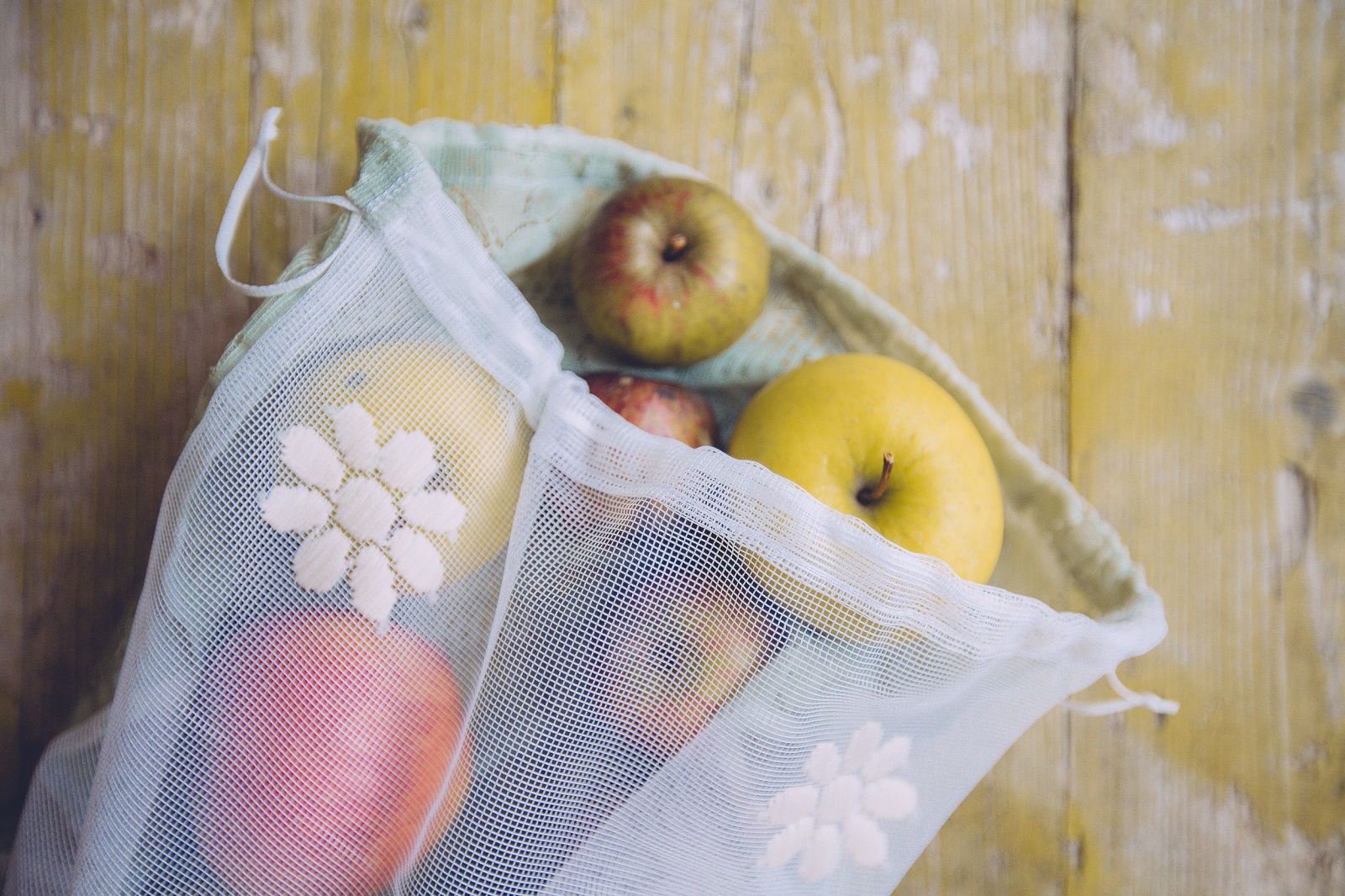 jabolka v vrečki, narejeni iz zaves 