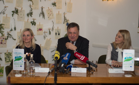 Za prvo novinarsko konferenco smo prostor spremenili v zeleno kavarno (3)