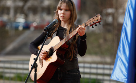 mlada glasbenica s kitaro v rokah