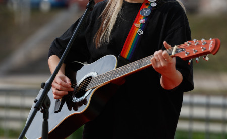 mlada glasbenica s kitaro v rokah