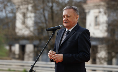 župan Zoran Janković stoji pred mikrofonom