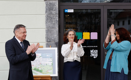 župan, Ksenja Perko in Mateja Demšič ploskajo