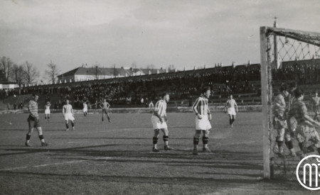 Prijateljska tekma med ljubljansko SK Ilirijo in beograjskim BSK na orlovskem (Plečnikovem) stadionu za Bežigradom marca 1935. Vir: Muzej športa.