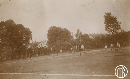 Boj pred golom na tekmi med Ilirijo in Česko Techniko iz Brna, ki je 24. in 25. maja 1914 gostovala ob odprtju igrišča na dirkališču v Tivoliju, kjer je danes letno telovadišče pri bazenu Ilirija. Hrani Muzej športa.