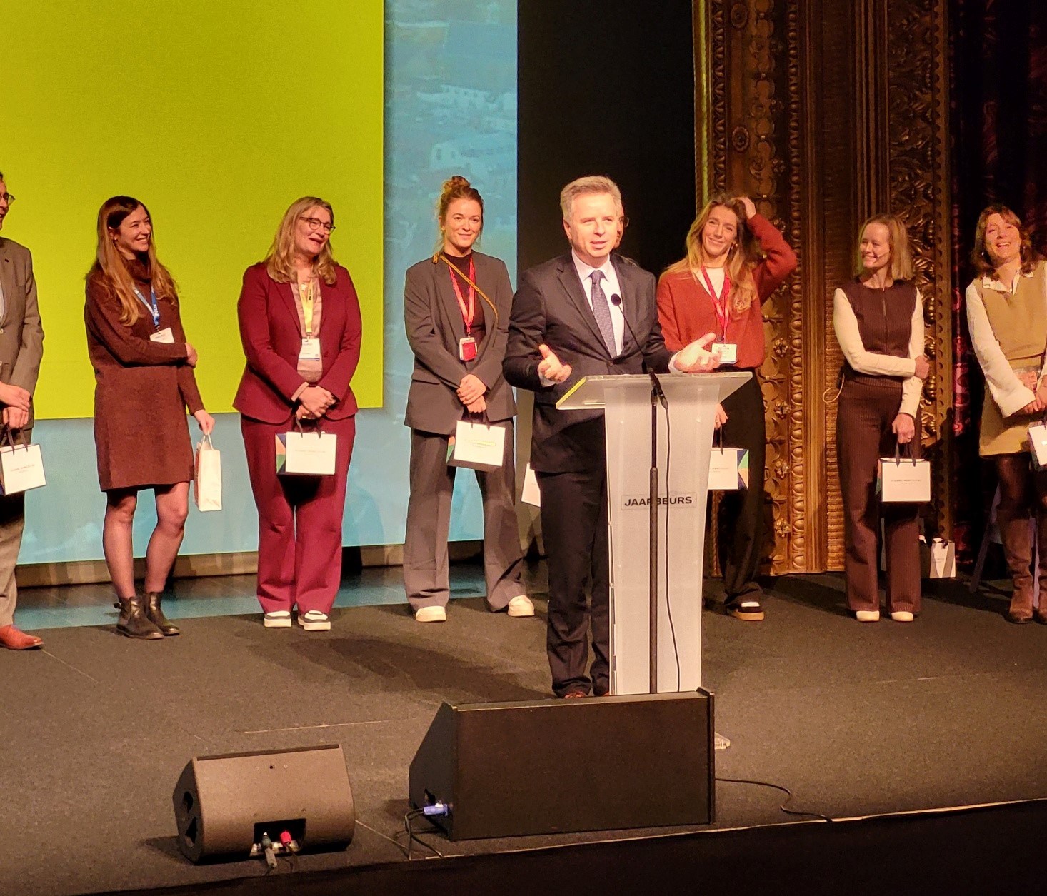 podžupan Dejan Crnek med govorom na odru