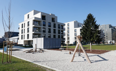 otroško igrišče z lesenimi igrali