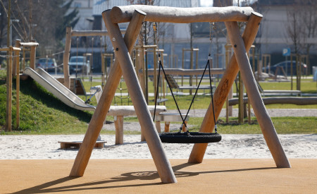 otroško igrišče, v ospredju gugalnica 