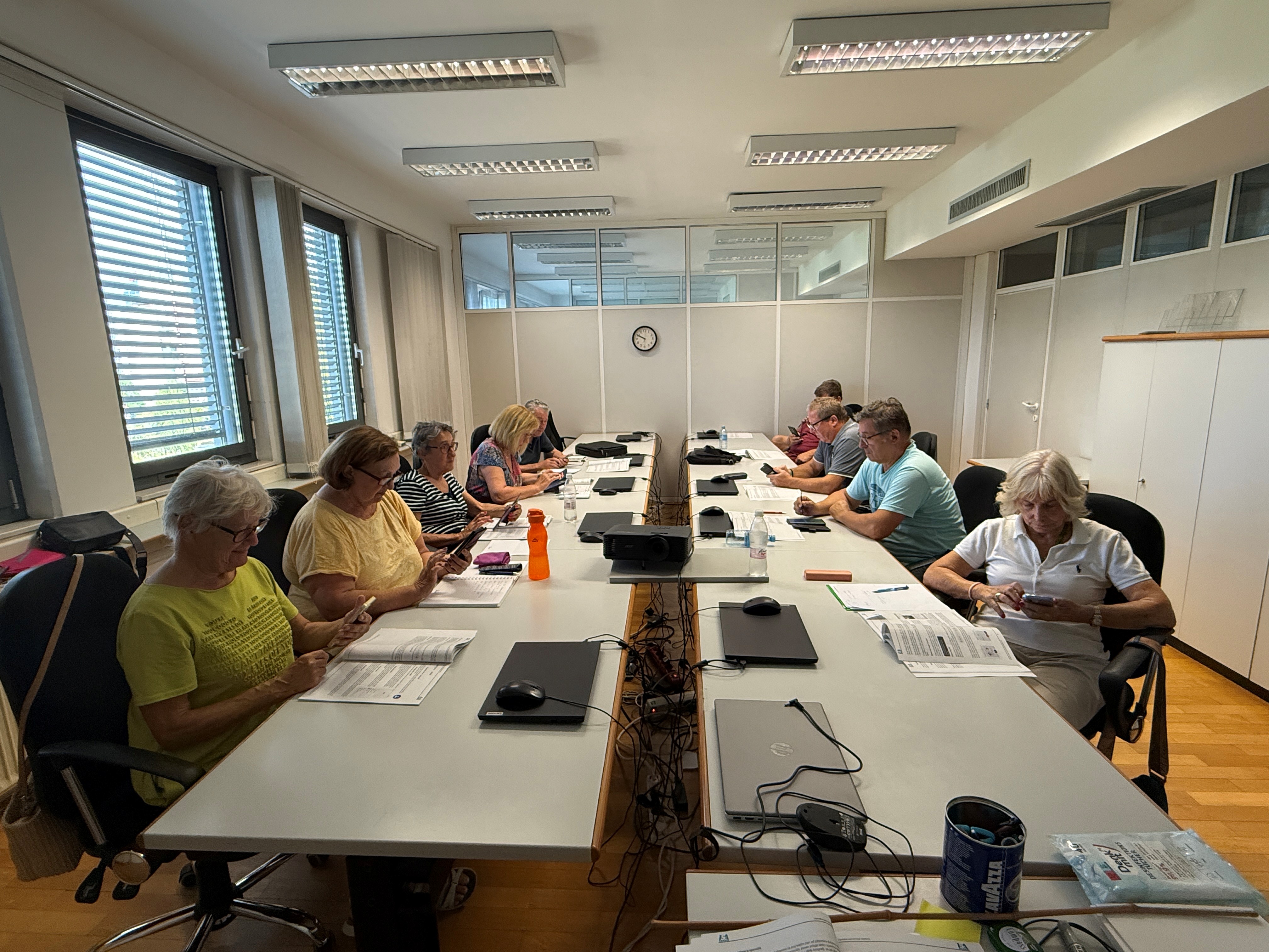 Računalniški tečaj za starejše - starejši se v učilnici učijo osnov