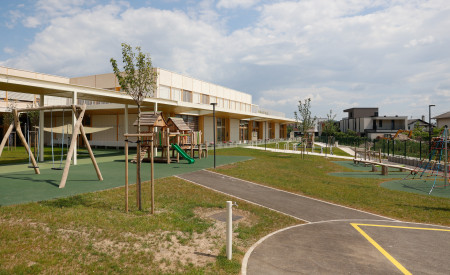zelene površine ob vrtcu ter igrala