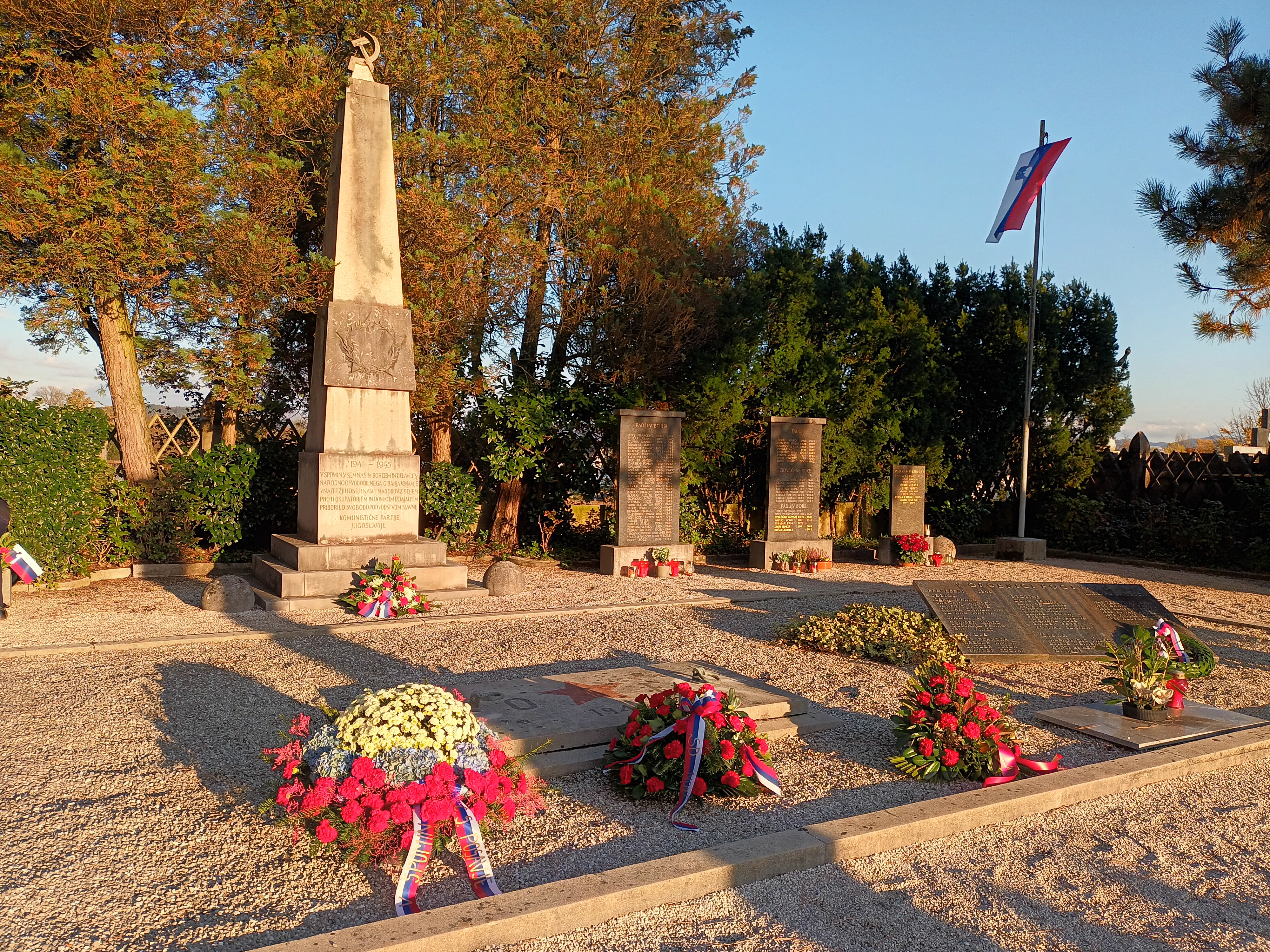 Grobnica NOB   pokopališče Stožice