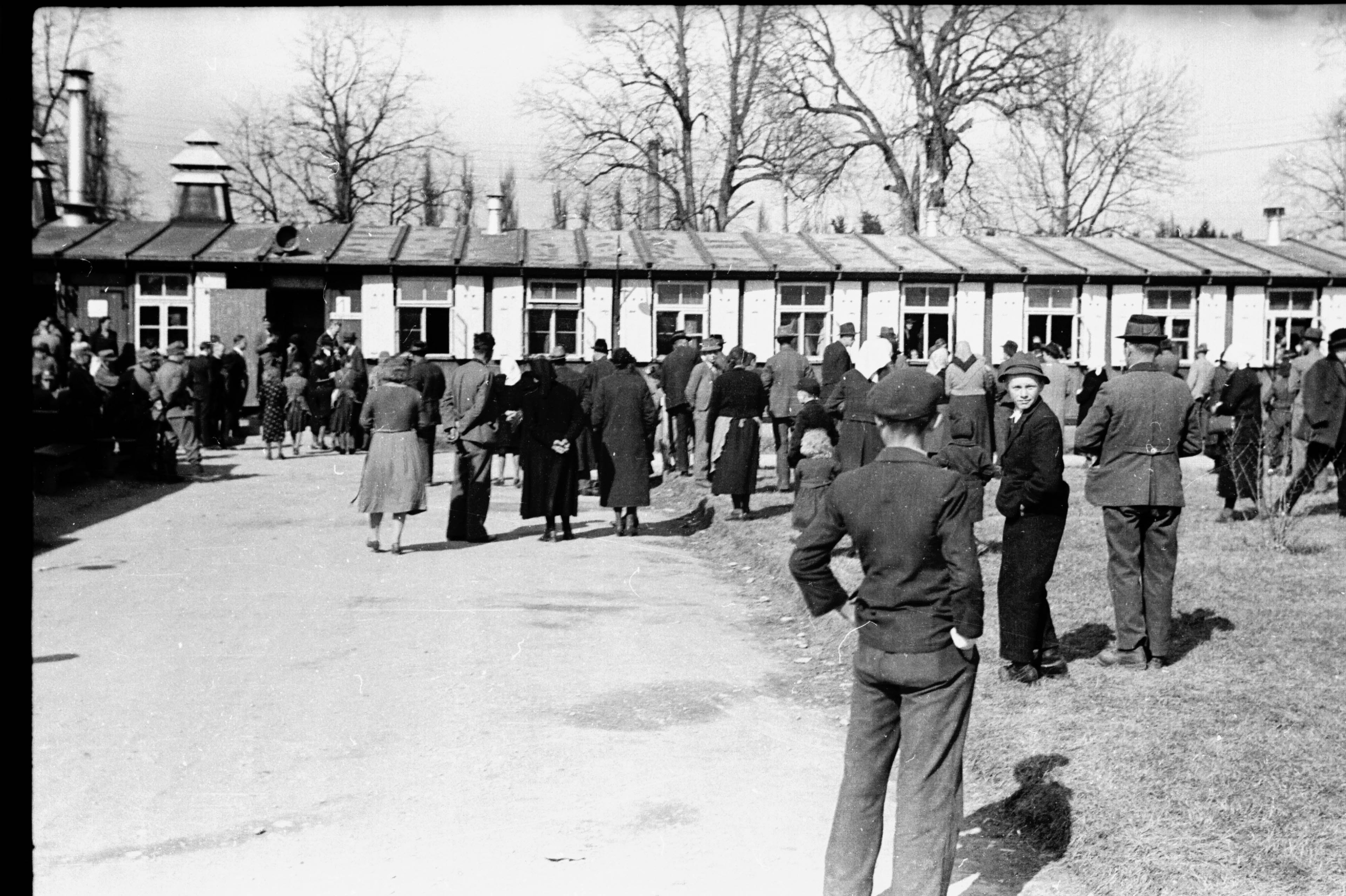 Landesbildstelle Zuber 533 Aussiedler von Slowenen Mitte April 1942 klein scaled