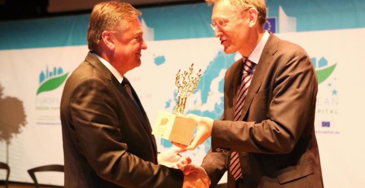 Nagrado "Zelena prestolnica Evrope 2016" je župan Zoran Janković prejel iz rok Janeza Potočnika, Evropskega komisarja za okolje. Foto: Ursula Bach