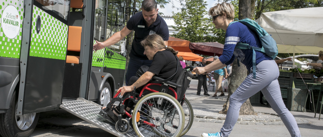 Kavalir dostopen invalidom, foto: Miha Fras