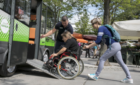 Kavalir dostopen invalidom, foto: Miha Fras