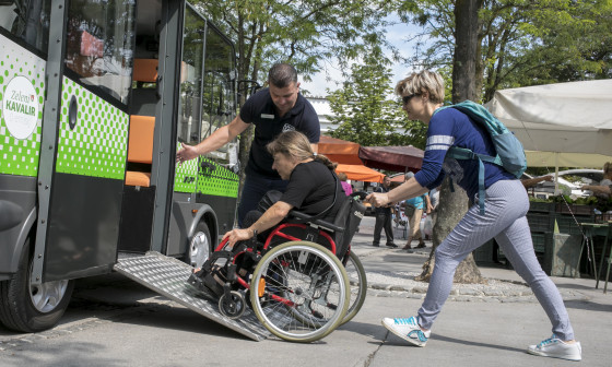 Kavalir dostopen invalidom, foto: Miha Fras