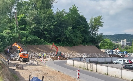 gradbišče, na njem dva bagra