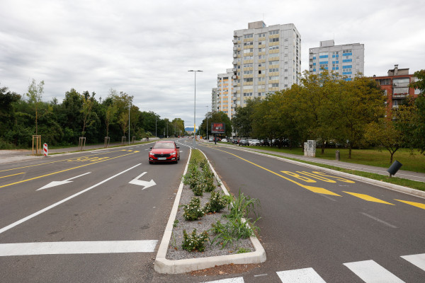 Linhartova cesta, po kateri vozi rdeč avto