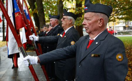 praporščaki na spominski slovesnosti