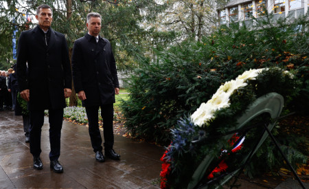 Dejna Crnek in Samo Logar polagata venec k spomeniku