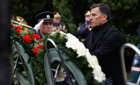 samo Logar polaga venec