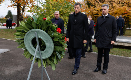 podžupana stojita pred vencem