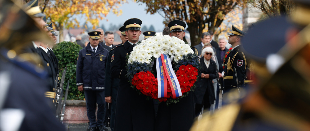 polaganje vencev pri spomeniku vojne za Slovenijo 91 