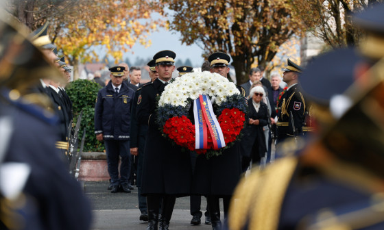 polaganje vencev pri spomeniku vojne za Slovenijo 91 
