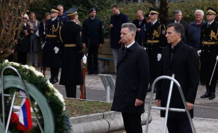 podžupana stojita pred vencem