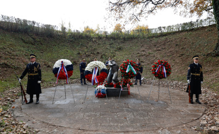spomenik v Gramozni jami, okoli njega venci in častna straža