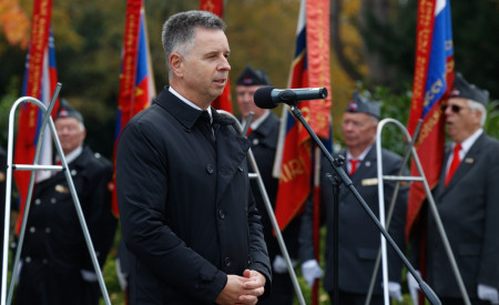 Dejan Crnek govori pred mikrofonom