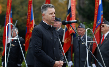 Dejan Crnek govori pred mikrofonom