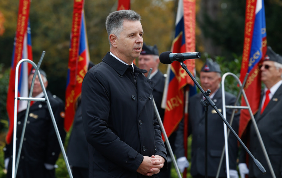 Dejan Crnek govori pred mikrofonom