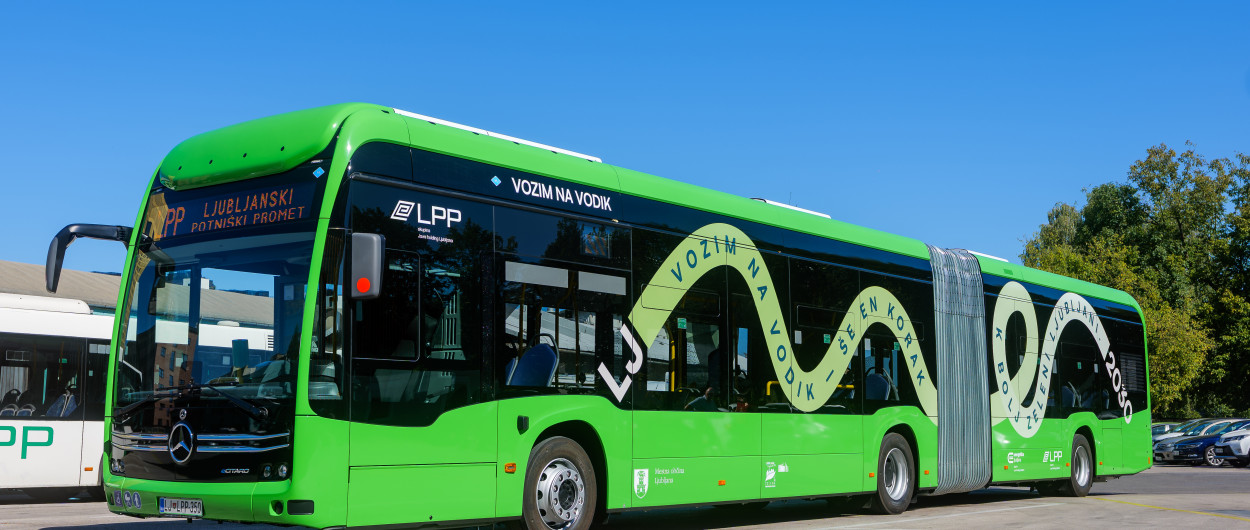 zelen avtobus na vodik, z vijugo Misije 100