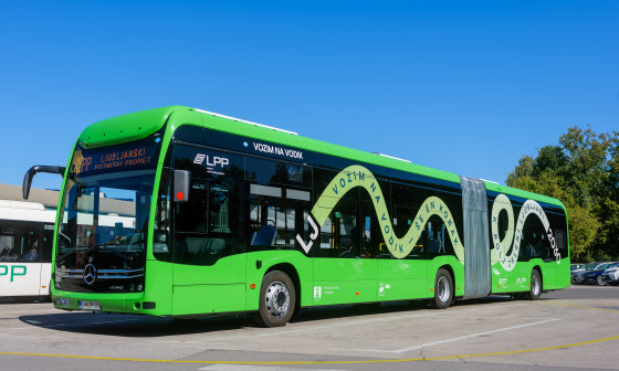 zelen avtobus na vodik, z vijugo Misije 100