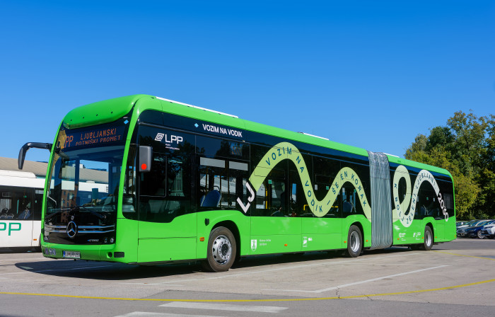zelen avtobus na vodik, z vijugo Misije 100