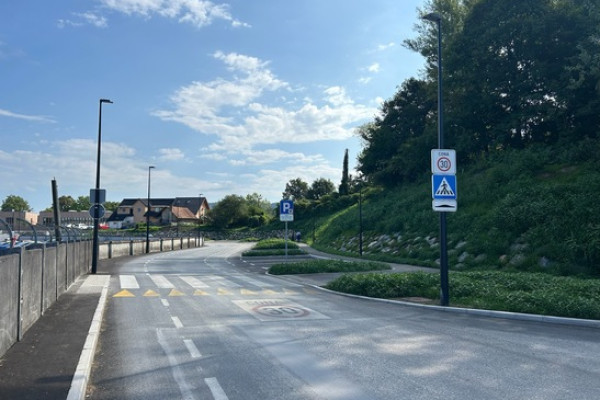 pogled na prenovljeno cestišče z grbino