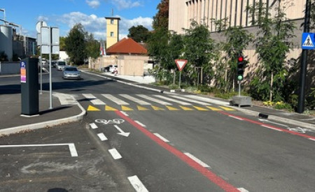 prenovljeno cestišče z zarisano kolesarsko stezo