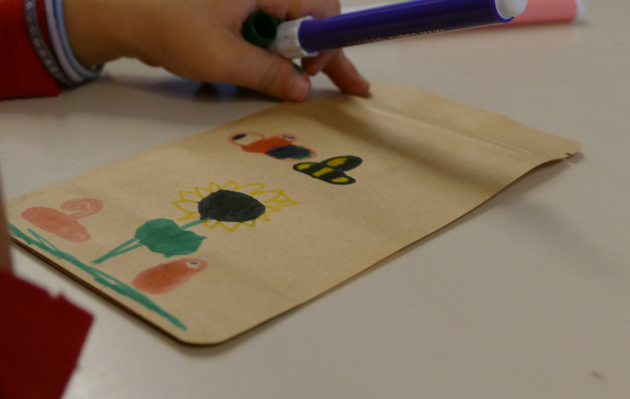 otroška risbica na vrečki za semena 