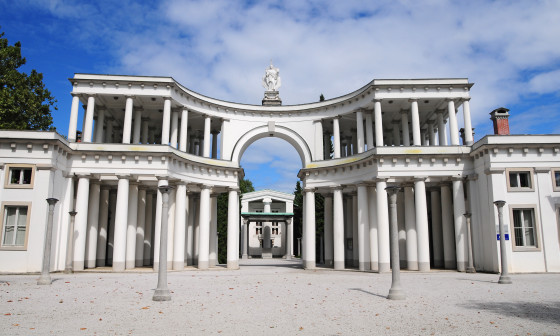 Plečnikovi propileji na Žalah