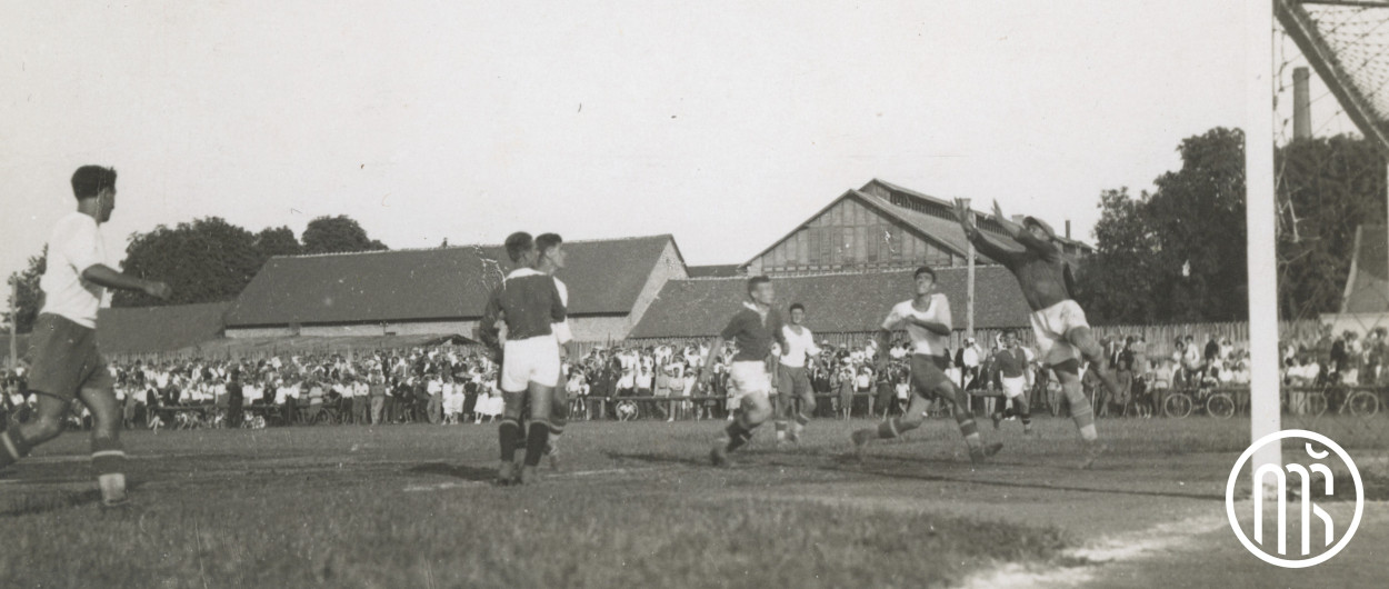 Boj pred vrati Maksimilijana Mihelčiča – Maksa na tekmi med Gradjanskim in Ilirijo maja 1927. Vir: Muzej športa
