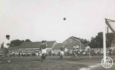 Boj pred vrati Maksimilijana Mihelčiča – Maksa na tekmi med Gradjanskim in Ilirijo maja 1927. Vir: Muzej športa