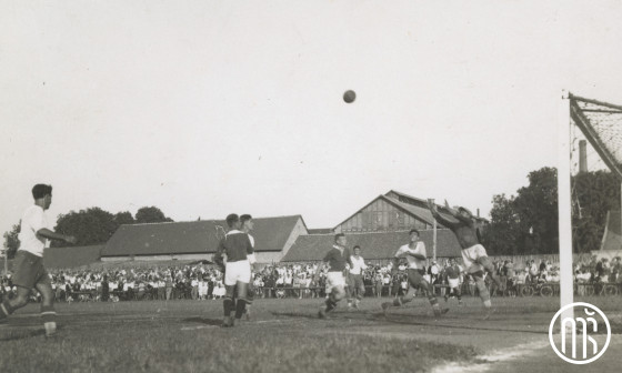 Boj pred vrati Maksimilijana Mihelčiča – Maksa na tekmi med Gradjanskim in Ilirijo maja 1927. Vir: Muzej športa