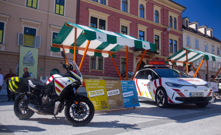 stojinca mestnega redarstva, poleg sta parkiranja službeni avto in motor