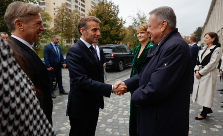 Župan in Macron se rokujeta