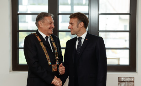 Župan Zoran Janković in predsednik Francije Macron se rokujeta